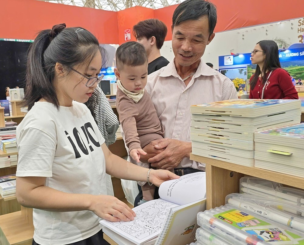 Bất ngờ với lượng khách đến Không gian sách tại Hội chợ mùa Thu - ảnh 19
