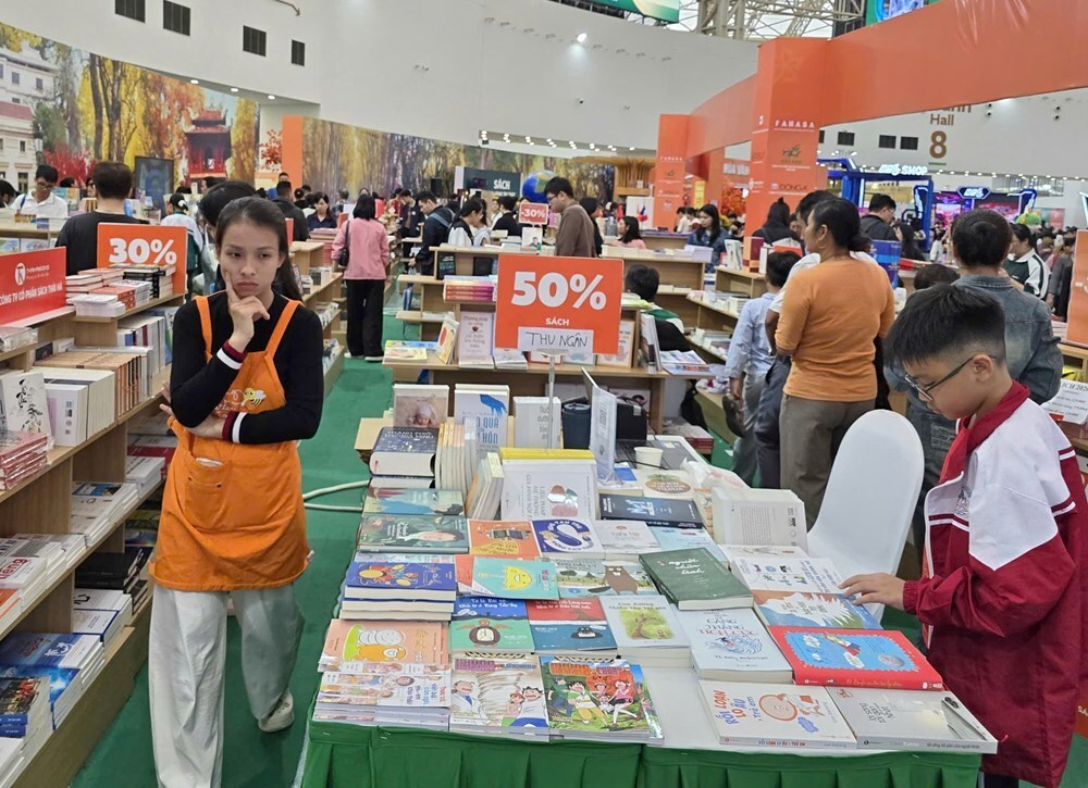 Bất ngờ với lượng khách đến Không gian sách tại Hội chợ mùa Thu - ảnh 7