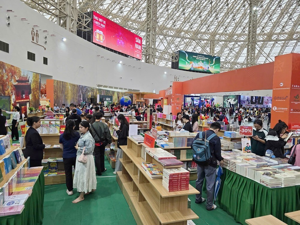 Bất ngờ với lượng khách đến Không gian sách tại Hội chợ mùa Thu - ảnh 3