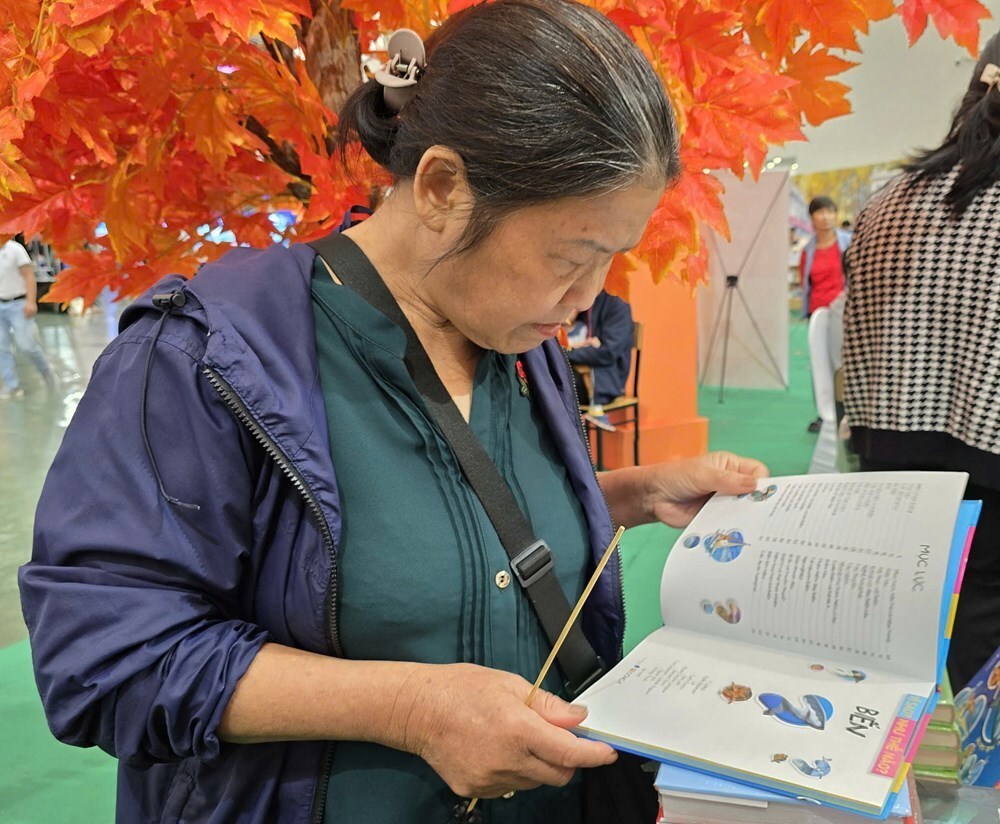 Bất ngờ với lượng khách đến Không gian sách tại Hội chợ mùa Thu - ảnh 16