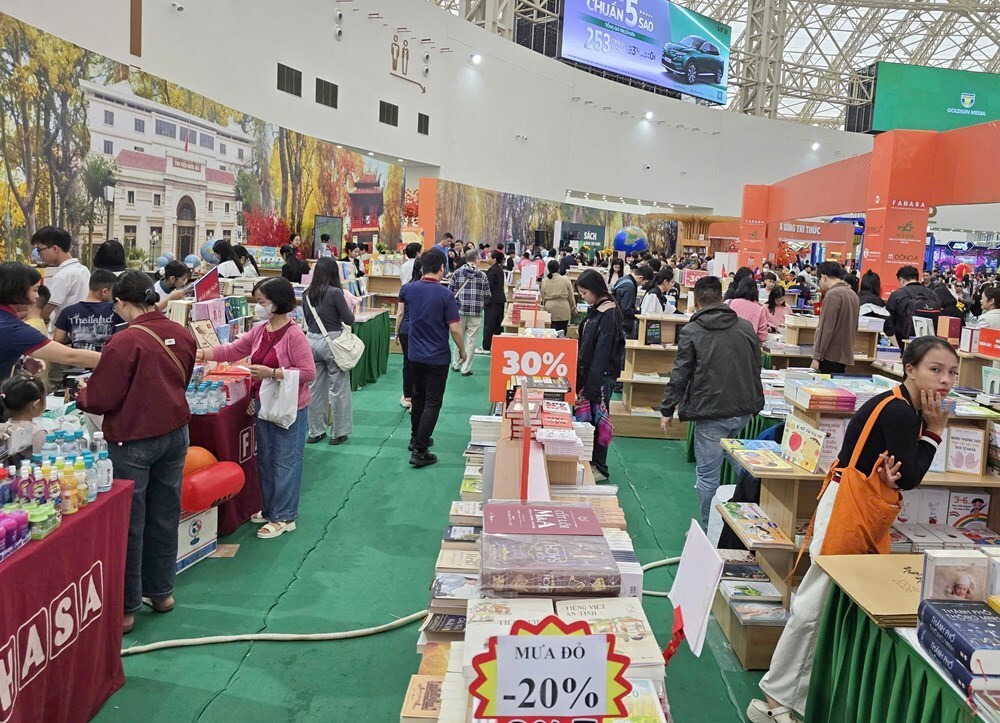 Bất ngờ với lượng khách đến Không gian sách tại Hội chợ mùa Thu - ảnh 2
