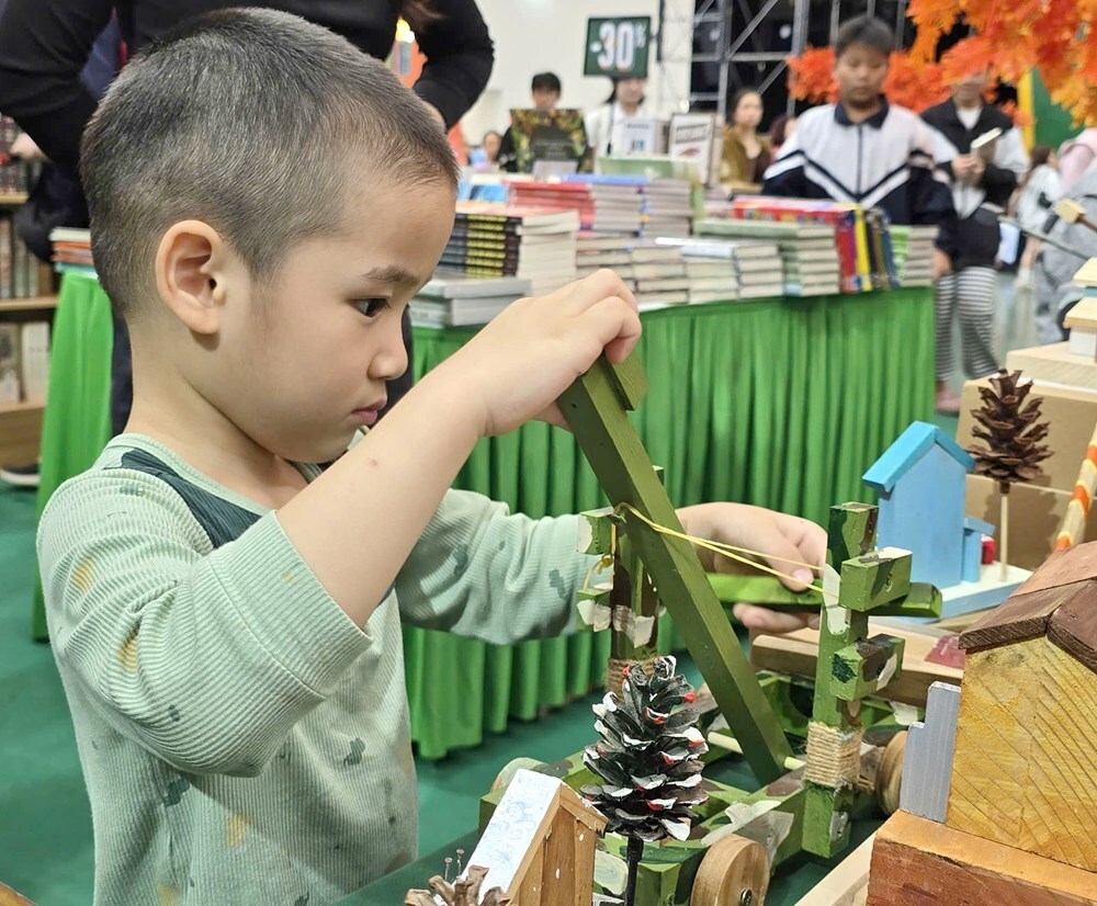 Bất ngờ với lượng khách đến Không gian sách tại Hội chợ mùa Thu - ảnh 15