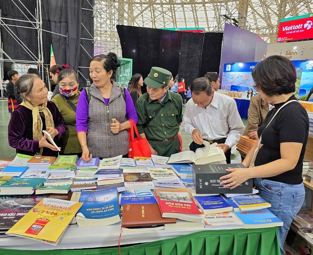 Bất ngờ với lượng khách đến Không gian sách tại Hội chợ mùa Thu - ảnh 17