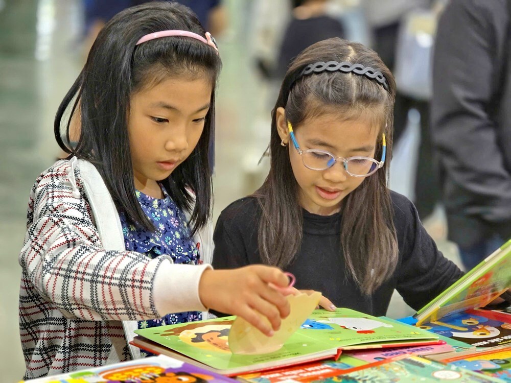 Bất ngờ với lượng khách đến Không gian sách tại Hội chợ mùa Thu - ảnh 12