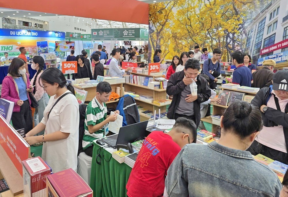 Bất ngờ với lượng khách đến Không gian sách tại Hội chợ mùa Thu - ảnh 4