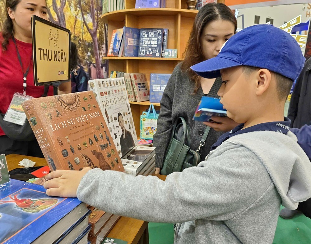 Bất ngờ với lượng khách đến Không gian sách tại Hội chợ mùa Thu - ảnh 10