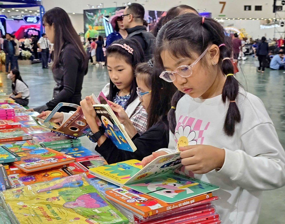 Bất ngờ với lượng khách đến Không gian sách tại Hội chợ mùa Thu - ảnh 11