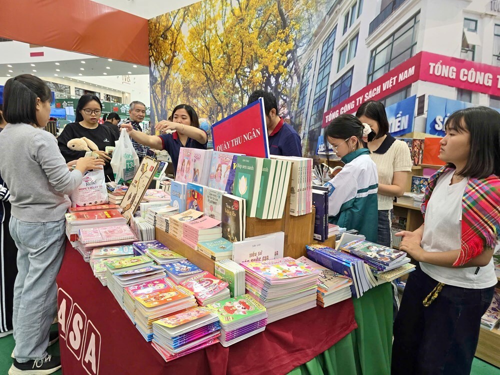 Bất ngờ với lượng khách đến Không gian sách tại Hội chợ mùa Thu - ảnh 6