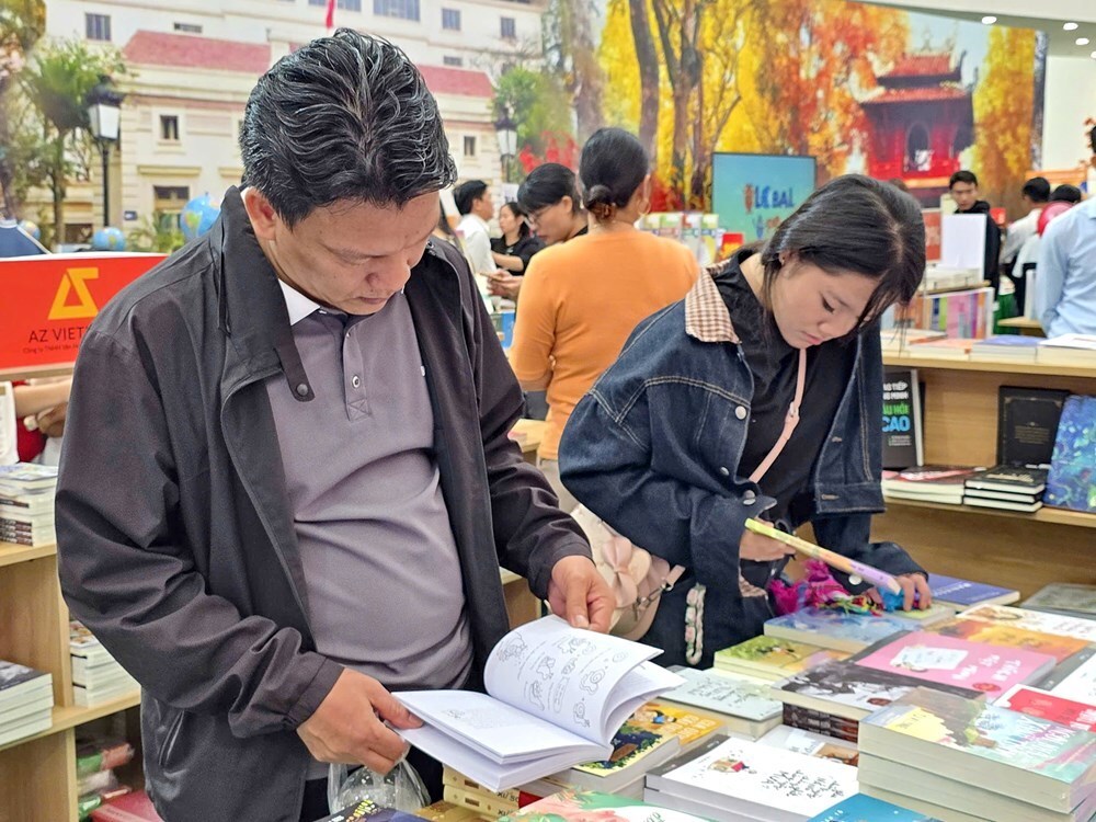 Bất ngờ với lượng khách đến Không gian sách tại Hội chợ mùa Thu - ảnh 18