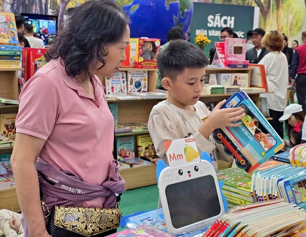 Bất ngờ với lượng khách đến Không gian sách tại Hội chợ mùa Thu - ảnh 13