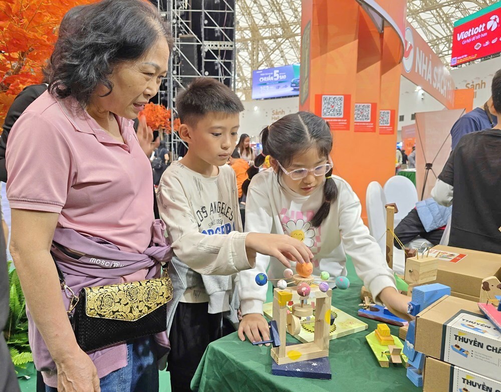 Bất ngờ với lượng khách đến Không gian sách tại Hội chợ mùa Thu - ảnh 14