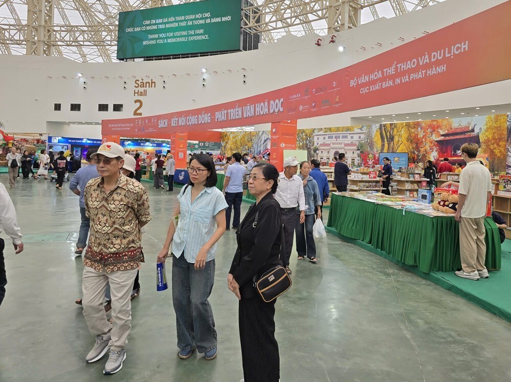 Bất ngờ với lượng khách đến Không gian sách tại Hội chợ mùa Thu - ảnh 1