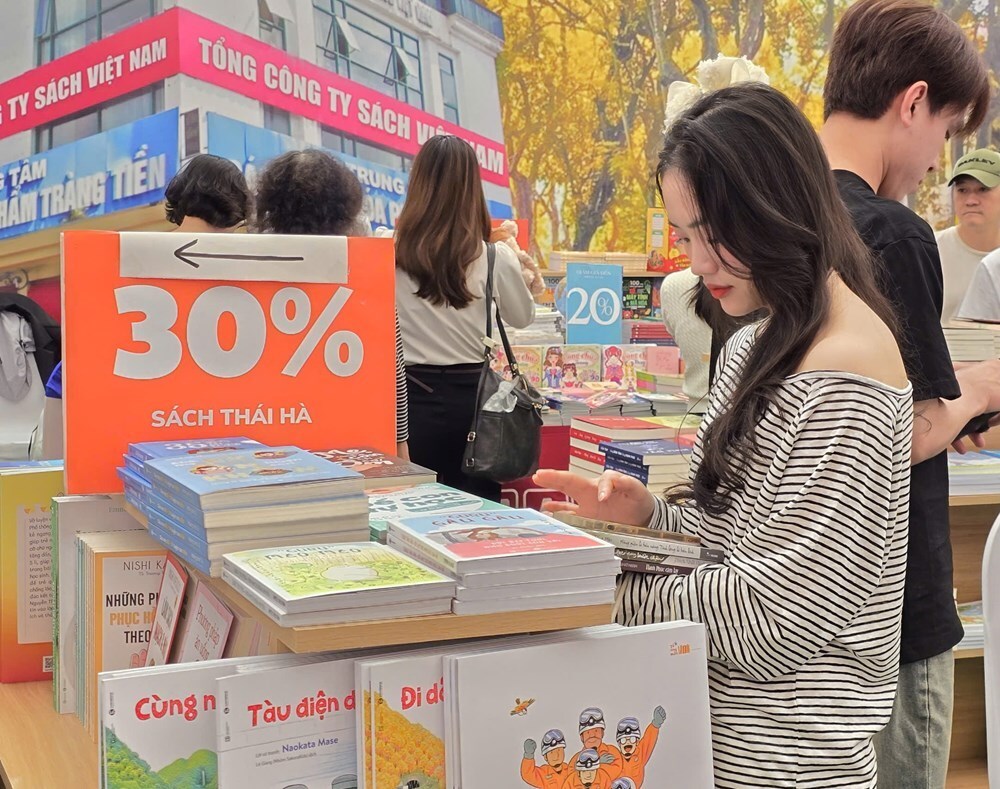 Bất ngờ với lượng khách đến Không gian sách tại Hội chợ mùa Thu - ảnh 8