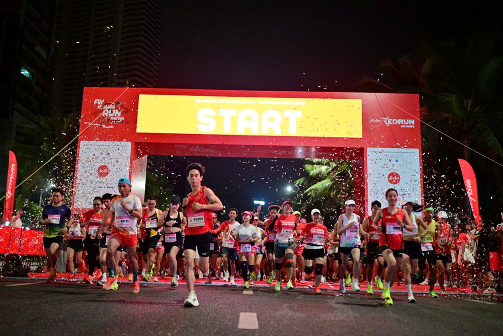 Hành trình “Sẵn sàng - Bắt đầu - Đổi mới” trên từng bước chạy tại  AirAsia RedRun Danang 2026 khép lại thành công với gần 8.000 vận động viên tham gia - ảnh 2