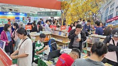 Bất ngờ với lượng khách đến Không gian sách tại Hội chợ mùa Thu