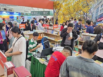 Bất ngờ với lượng khách đến Không gian sách tại Hội chợ mùa Thu
